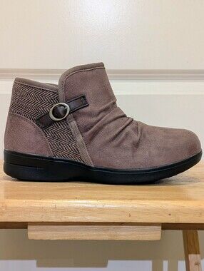 EUC Topaz Warmprosper 23.5EEEE Faux Suede Ruched Grey Buckle Thermal Boots